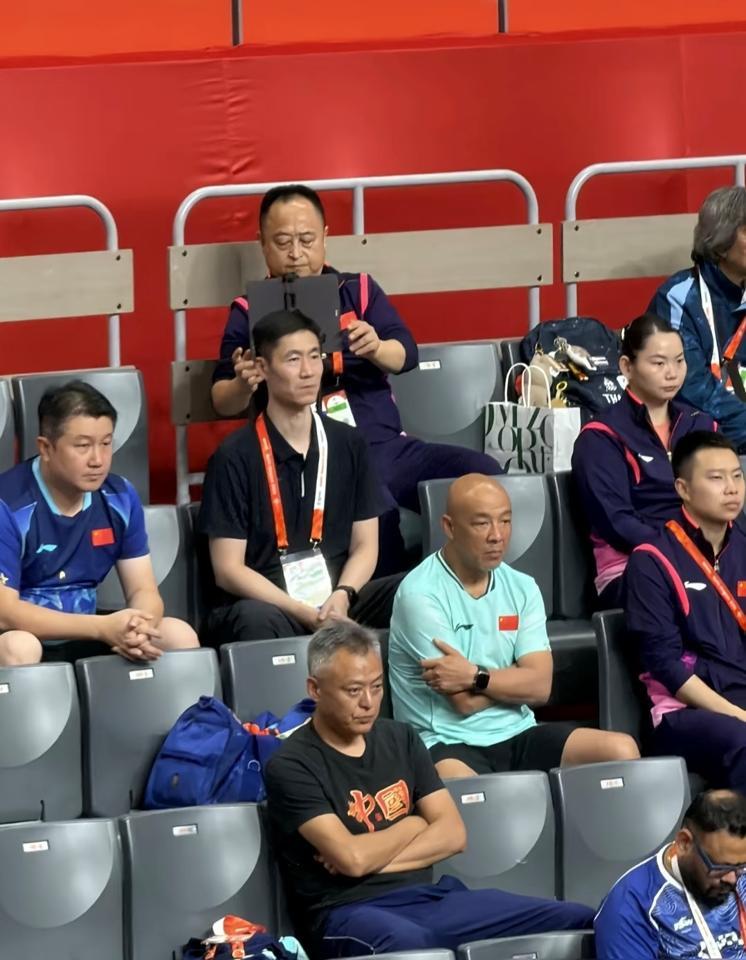 真正的高手，从不让观众轻松！孙颖莎拖着绑了冰袋的腿，在一场关键比赛中独得两分。