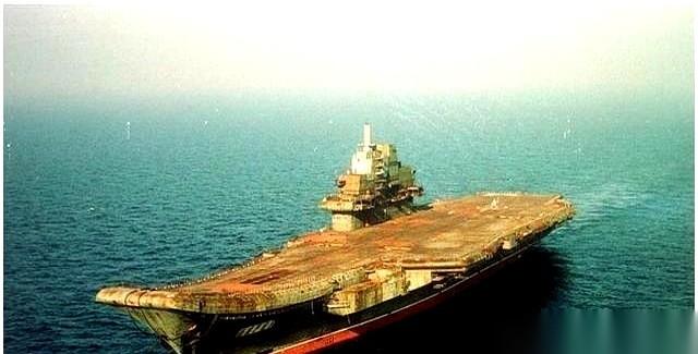 那艘生锈的航母卖掉后，真正的“交易”才刚刚开始。八辆重型卡车在船厂外一字排开，