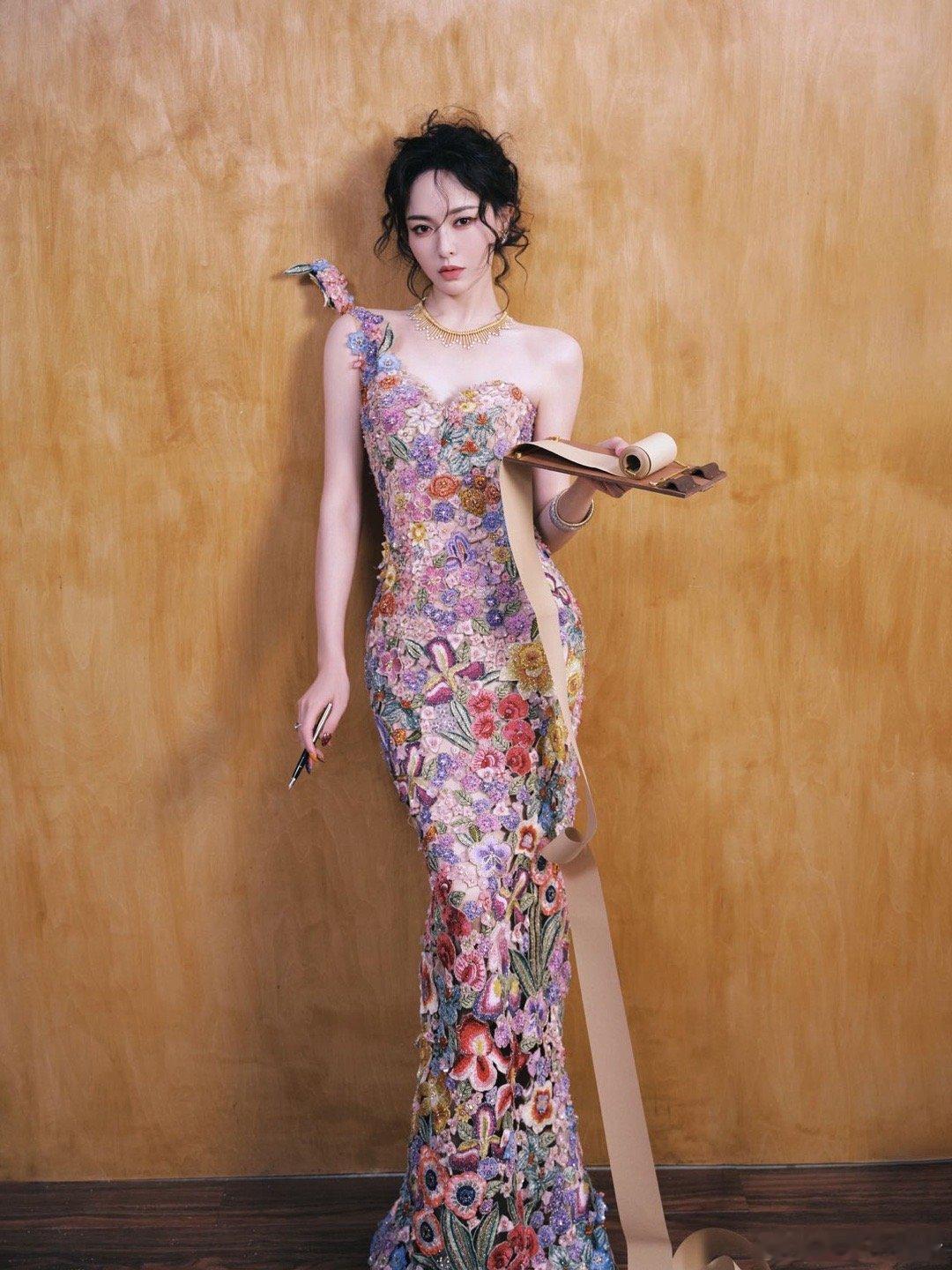 唐嫣花仙子高定这一身把春天的温柔穿得淋漓尽致。高定针织裙上的花朵像会呼吸，复古