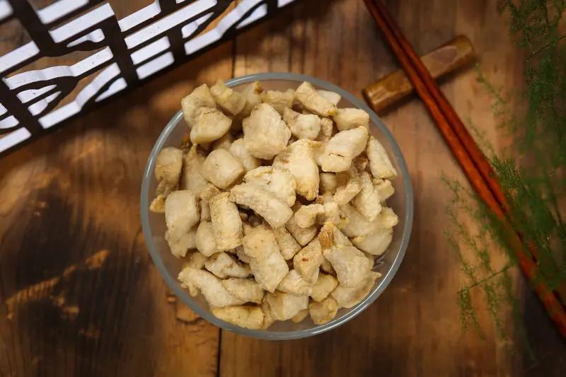 猪油渣当然能吃，而且香得很！小时候家里炼猪油，那炸出来的猪油渣可是我心心念念的美