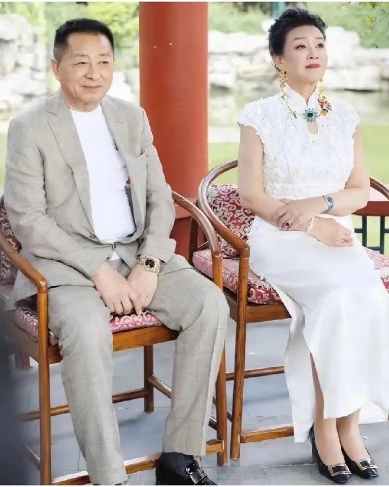 汪小菲父母离婚多年仍同台出席儿子婚礼，是成熟大人的表现，兰妈在妆造上一次没输过，