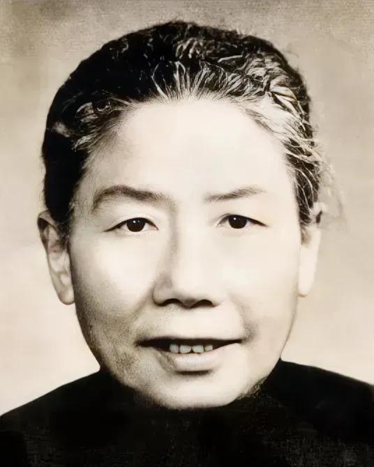 1964年，曾国藩胞弟的曾孙女曾昭燏，登上了南京灵谷寺，随即纵身跃下。事后，人们