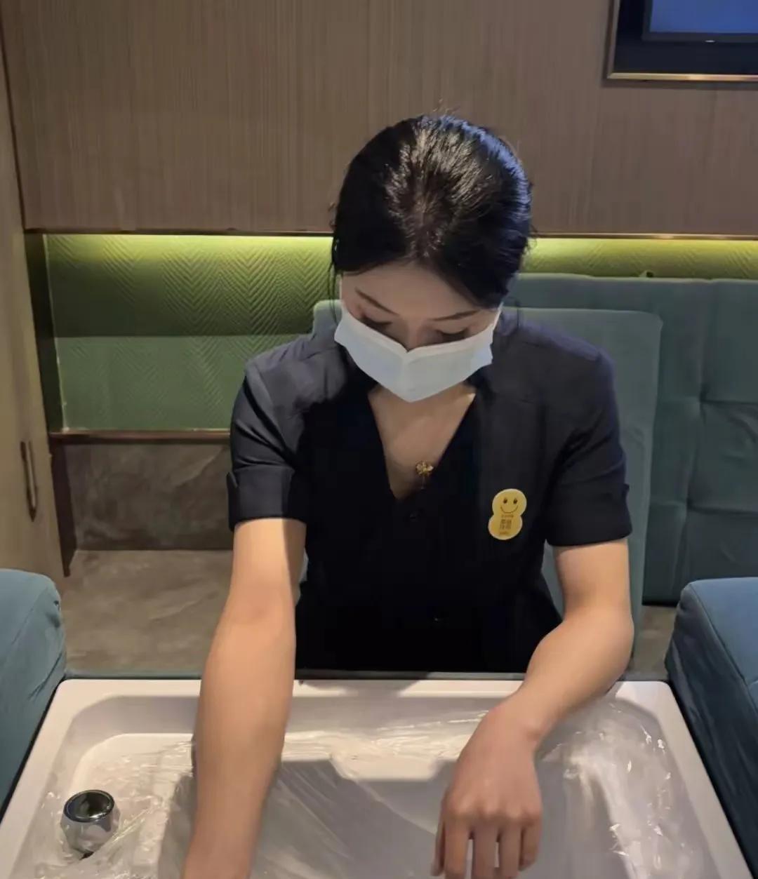 破防了！月薪3万的程序员自以为很优越，想不到工资竟然只是按摩女子的一半。一个电