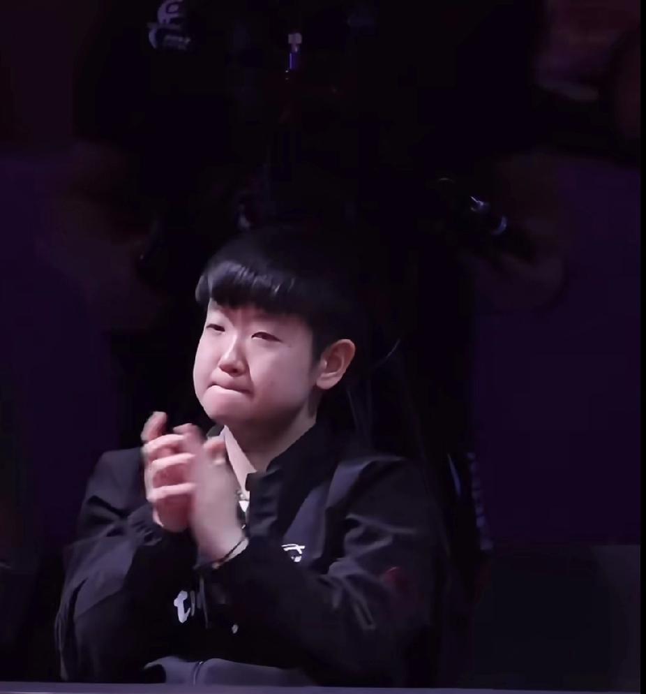 被孙颖莎场下的小表情可爱到啦乒超第三阶段赛场边，孙颖莎没上场时的小模样太招人喜