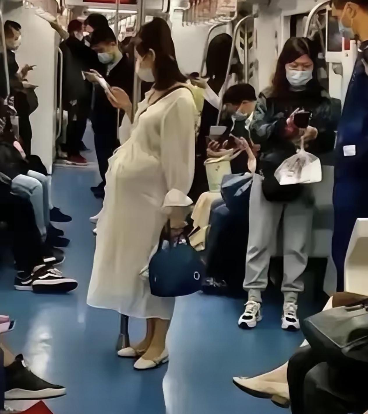上海地铁孕妇久站蹲下，一句话让全车人羞愧反思昨天上海9号线地铁上，一个孕妇站着五