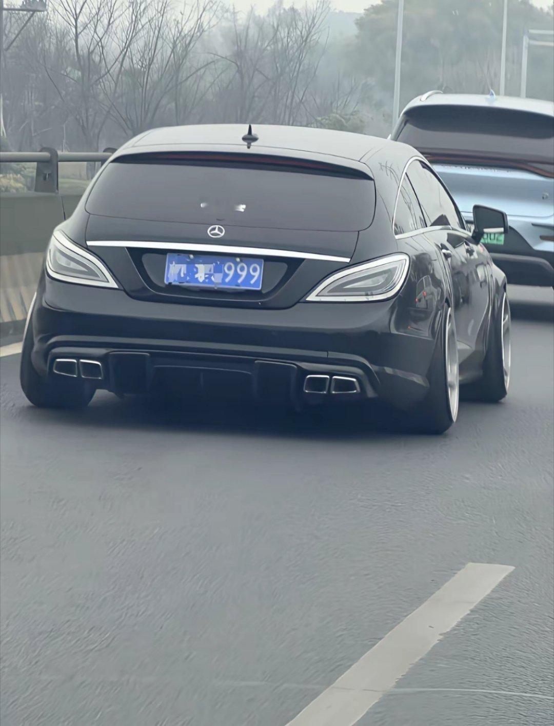 今天路上看到一辆挺奇怪的奔驰，这轮子竟然是内八字，这是原装的吗？