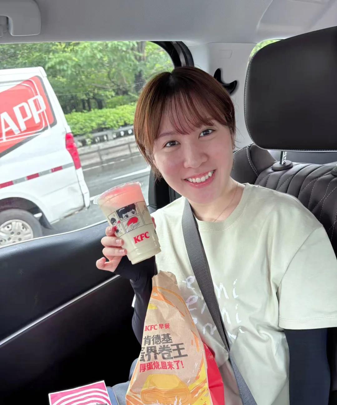 平野也拿着小莎的杯子。平野美宇是先到了深圳俱乐部练球，今天她和深大俱乐部的人一