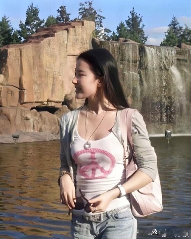 刘亦菲学生时代就美得出众，纯素颜清甜灵动天生丽质，身边同学怕是能炫耀一辈子。如今