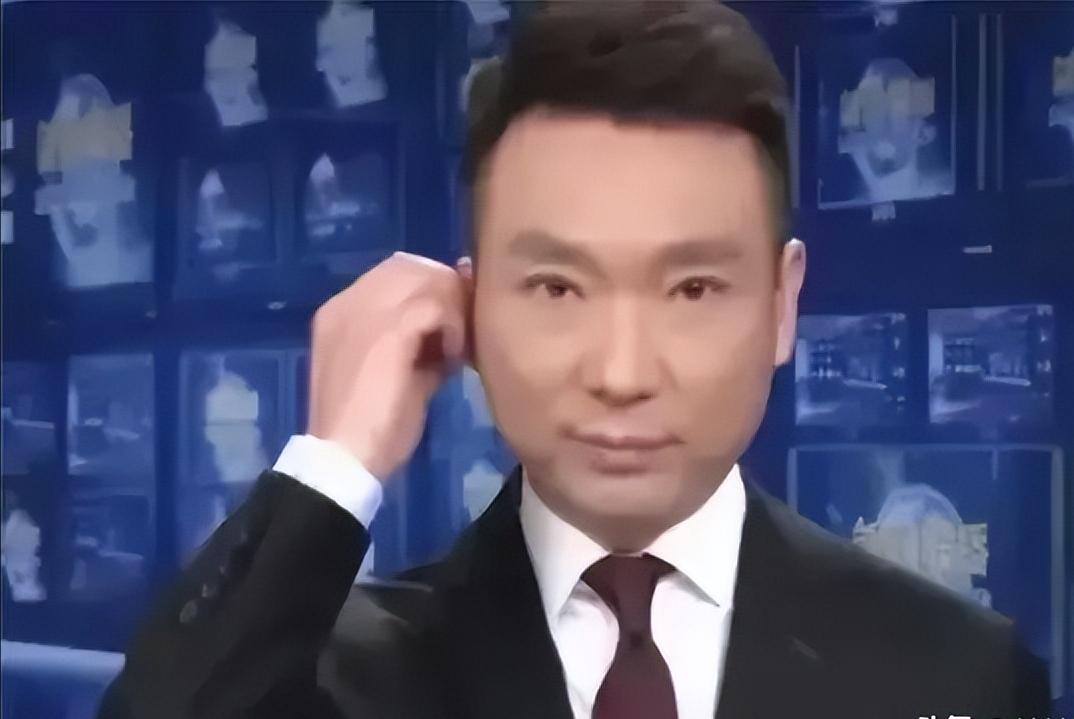 当年，康辉在《新闻联播》直播时，突然用了2秒钟去调整耳机，没曾想，就是这