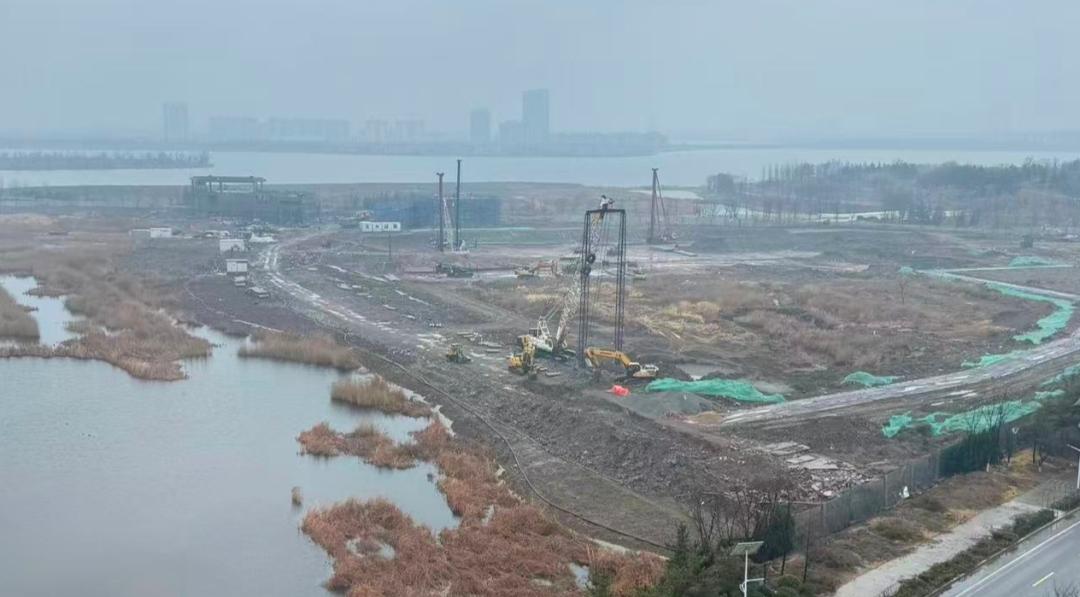 新年生活图鉴近日，位于青岛胶州市少海北湖片区林溪世家观澜小区前方的一块规划用地张