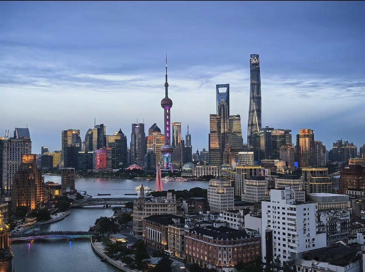 论城建，论摩登程度，时尚程度，还得是上海。这座城市兼具历史文化与现代建筑艺术与一
