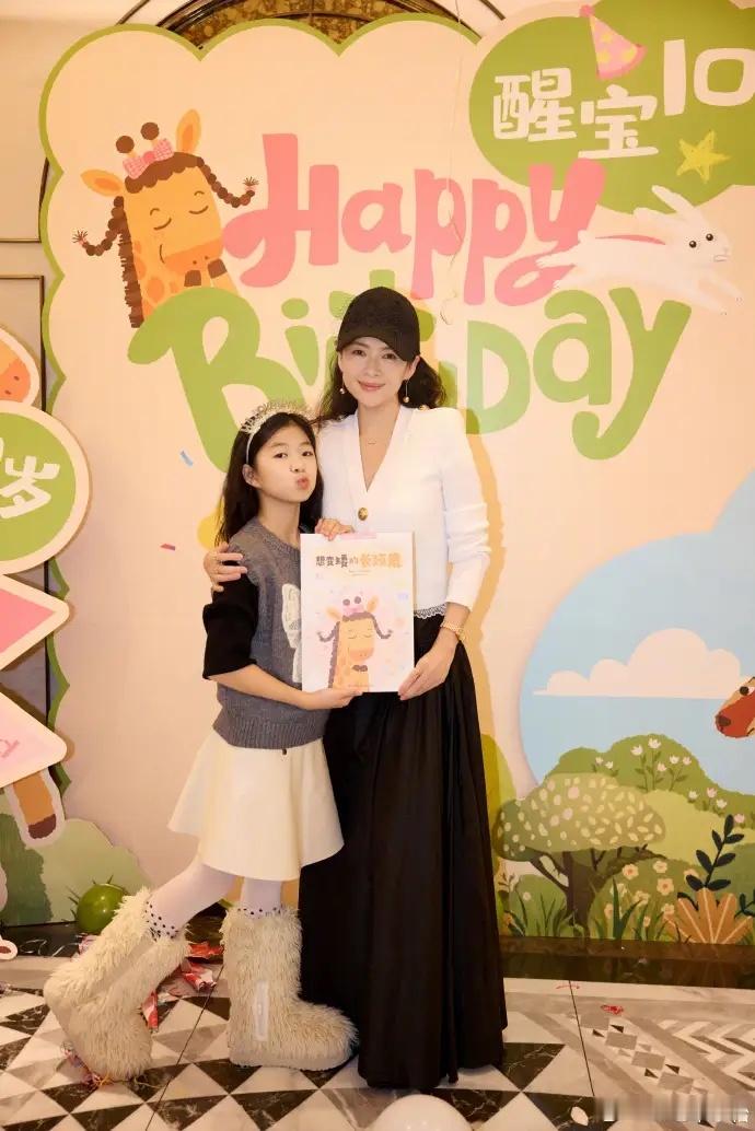 章子怡为女儿庆生，10岁醒醒越长越漂亮，模样随爸气质像妈超级美！