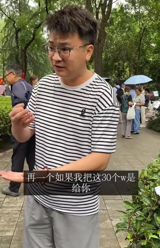 网传相亲角一事吵翻全网：开口30万彩礼，男方问他陪嫁什么？女子回答说：陪嫁就四床