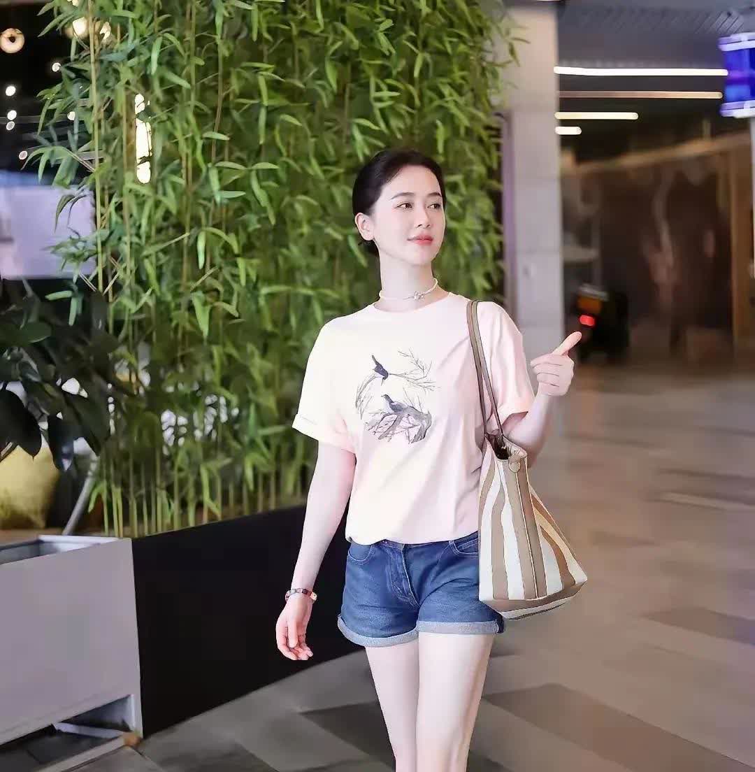 和富豪丈夫离婚后，独自抚养女儿，如今47岁的左小青，活成了这样