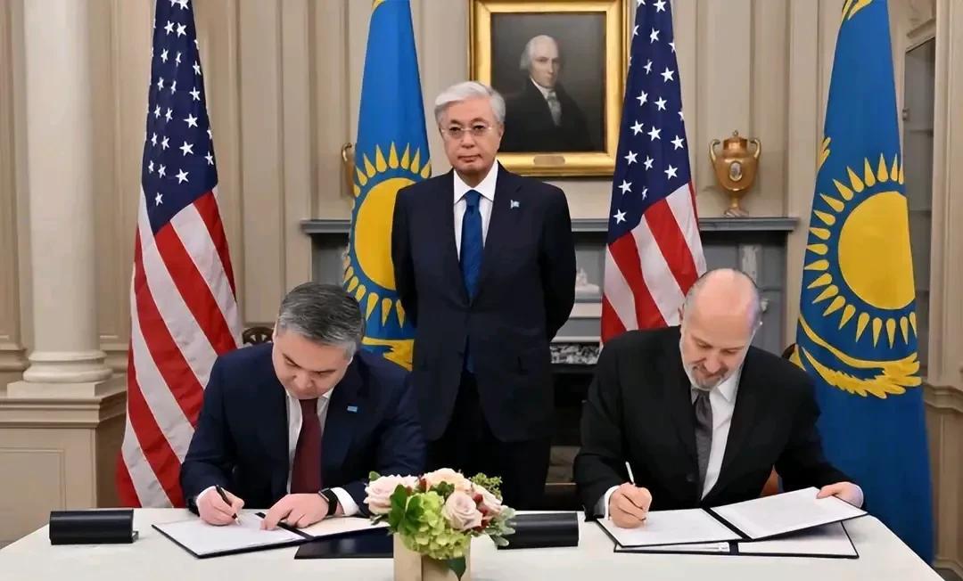 中亚五国十美国，在美国召开峰会，哈萨克斯坦总统托卡耶夫向美国跪下了，把钨矿交与美