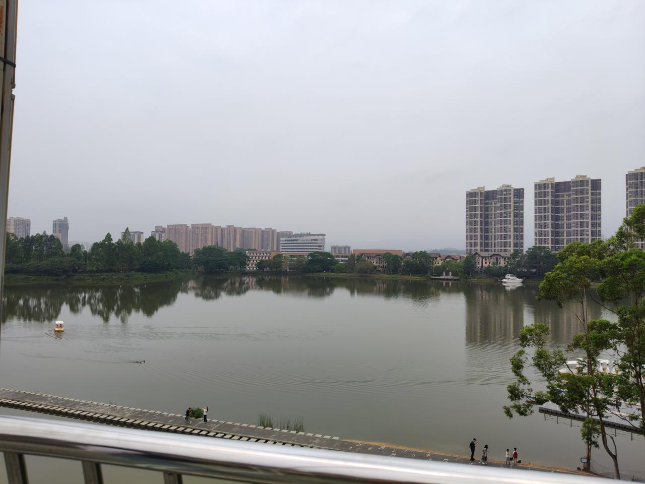 老师最大的误区，就是管了有家长过分宠爱的学生。家长最大的误区，就是把小孩子太当