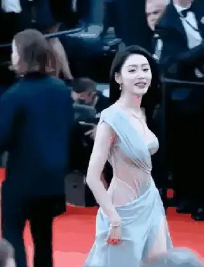 红毯上最“刺眼”的，不是露得多，是那只突然捂上去的手。她捂的从来不是胸，是风险