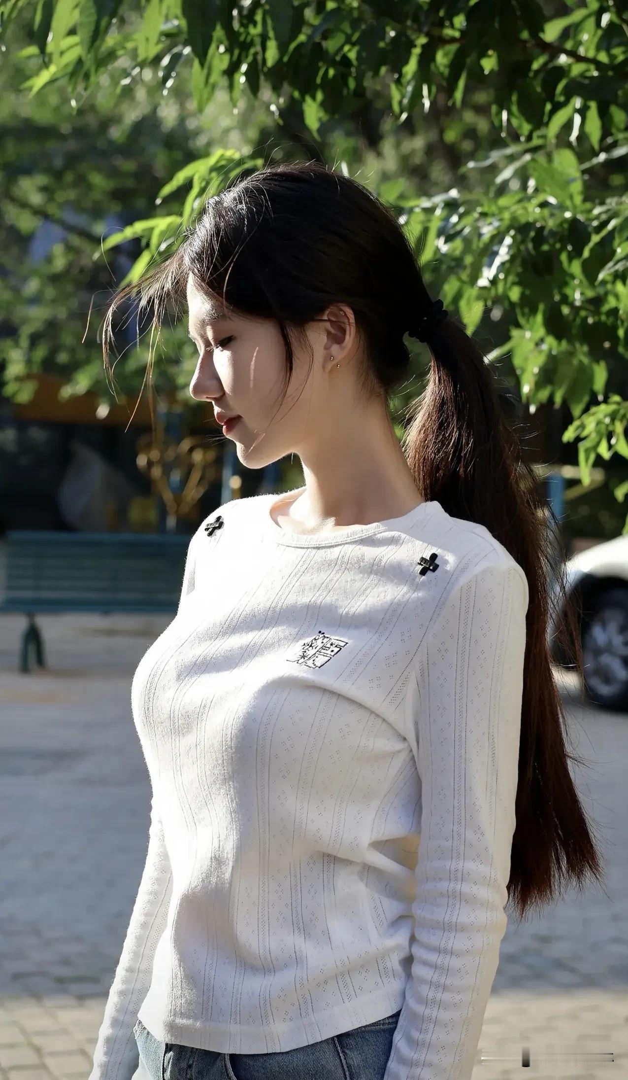 晴空下的元气少女，用微笑点亮每个清瞬间步履轻盈，心中有光，生活处处是风景