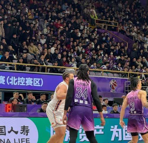 据悉，上赛季效力于北控男篮的内线外援萨林杰将签约上海久事大鲨鱼。