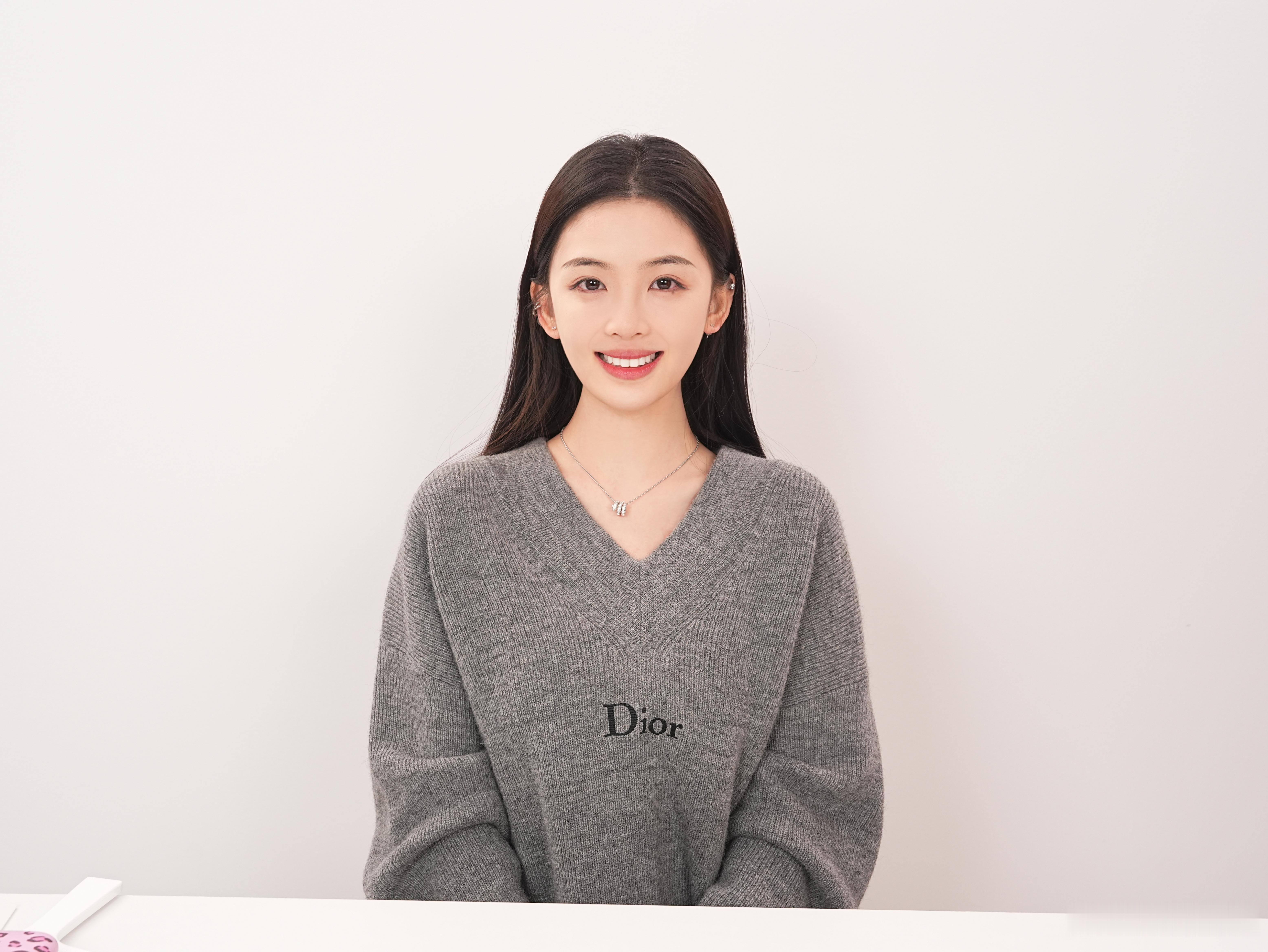 新牙齿的照片还没给大家看感觉比以前的那个好看多了很自然！依依太会做🦷啰（?