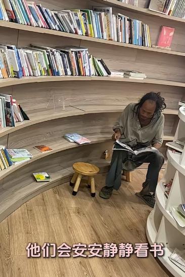 浙江杭州，有市民投诉图书馆允许流浪汉入内，称这是对其他读者的“不尊重”。时任馆长