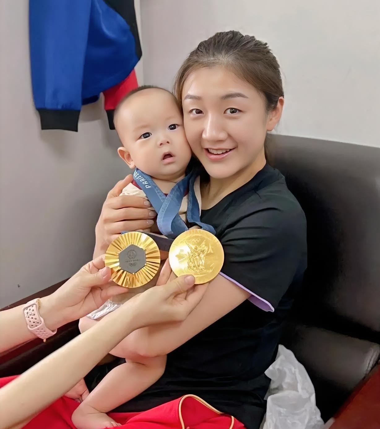 陈梦家的月饼颜色没得说，金黄金黄的，口感陈梦也亲自咬过了，除了有点硬，其他没毛病