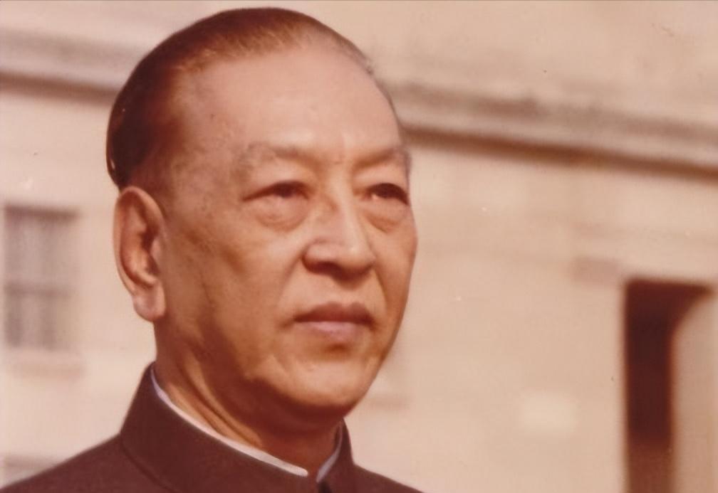 1950年，中国驻瑞典大使耿飚遭到瑞典军官的轻视：“你带过多少兵？”谁知耿飚轻飘