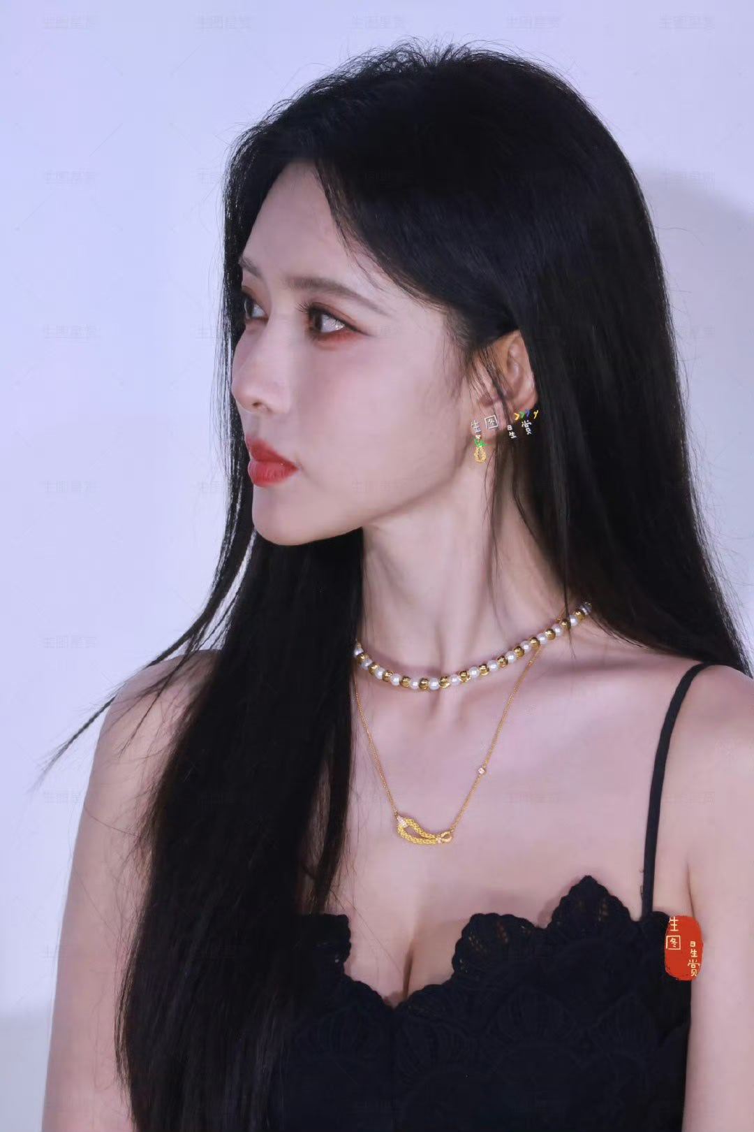 红裙与黑长直的搭配在孟子义身上有了新的诠释，长裙的垂坠感勾勒出流畅线条，黑长直的