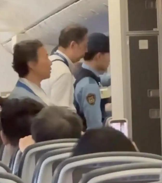 事情清楚了！大闹飞机迫降日本东京机场的争执原因曝光了，闹事者是中国女性50多岁，