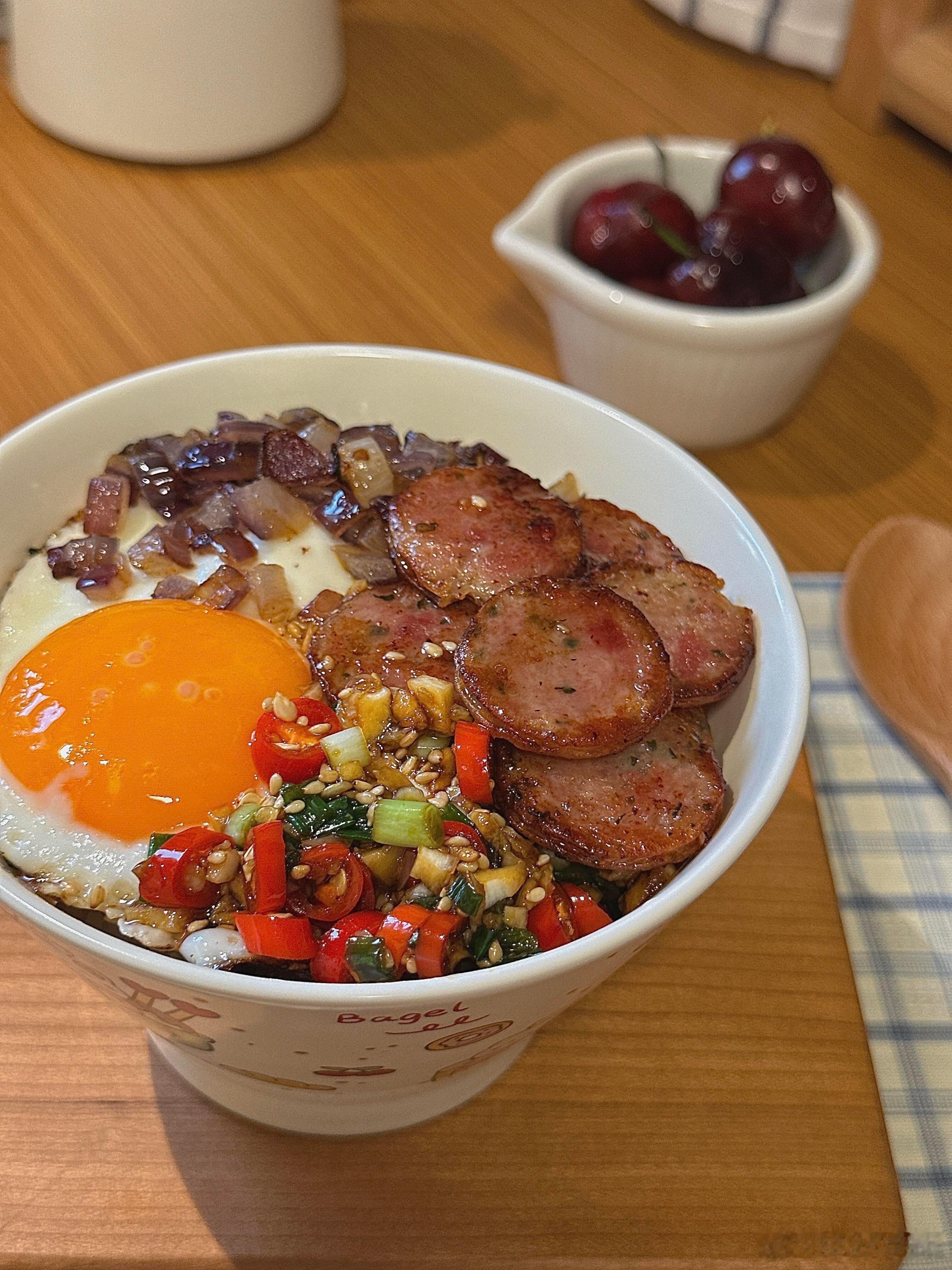 东北老式拌饭的快乐，香肠煎蛋给满了！