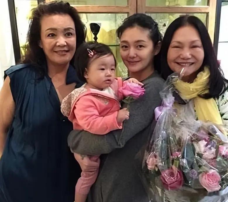 这张旧照，藏着大S和S妈关系的真相这张旧照里，大S抱着小玥儿，张兰和S妈站在两边