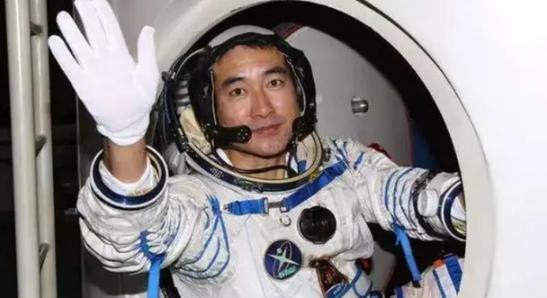 2008年，宇航员翟志刚在执行太空行走任务时，擅自修改任务顺序。一句“我已做好牺