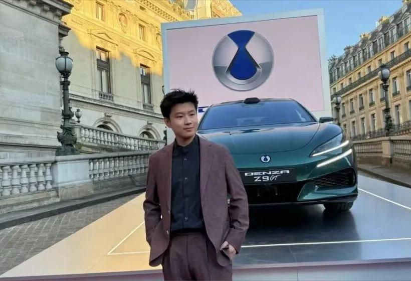 卫冕冠军赵心童忙里偷闲，顺便也放松一下，到了法国的巴黎参加了某品牌的发布会，也算