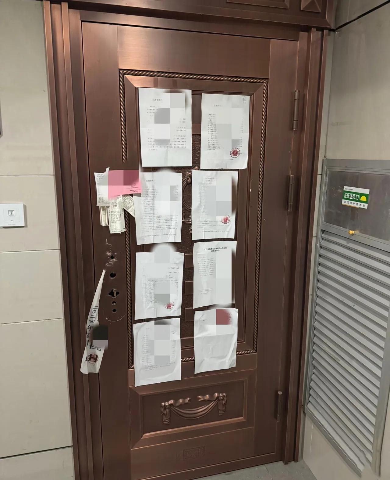 我问我老公，为什么银行开始卖房了？我老公白了我一眼说：这你就不懂了吧。还记得