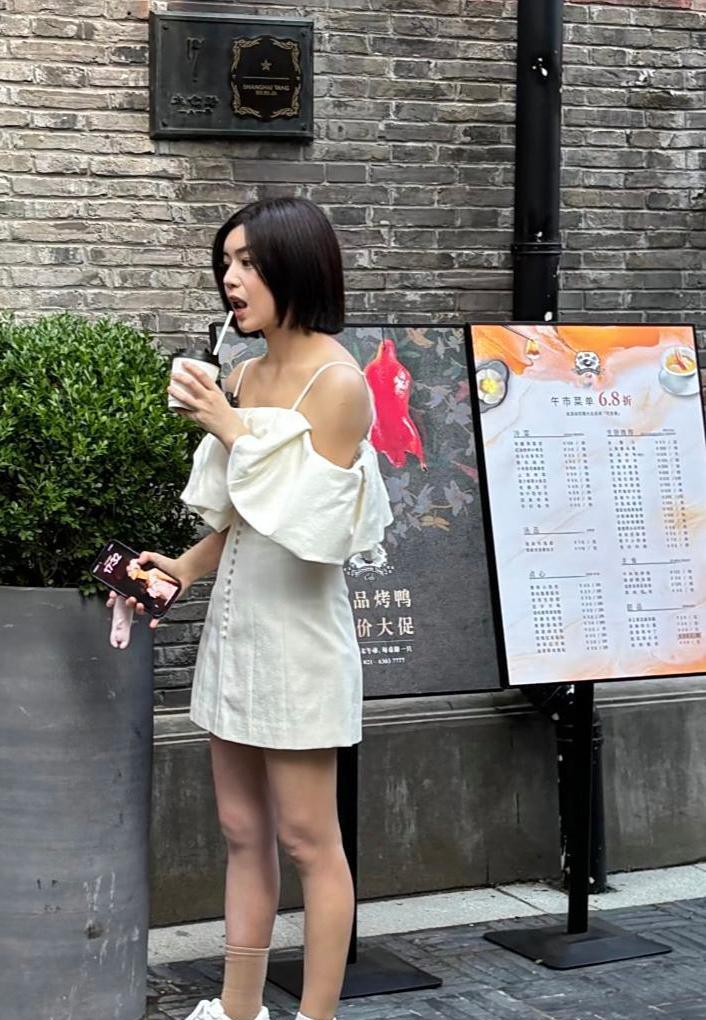 陈妍希在上海外滩逛街，他看起来好年轻，即使穿了增高鞋，个子还是很矮，身材太一般了