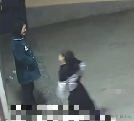 女子和丈夫一同驱车从浙江萧山到湖北恩施，驱车23小时，一直到凌晨3点才回到老家。