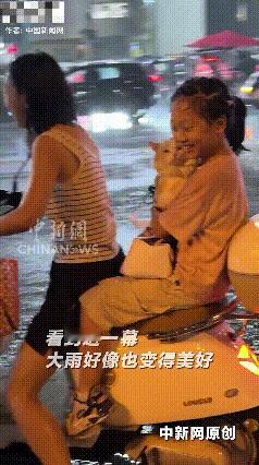 太感动了！湖北宜昌，一妈妈骑电车带女儿和猫咪回家途中下起大雨，母女全身湿透，小女