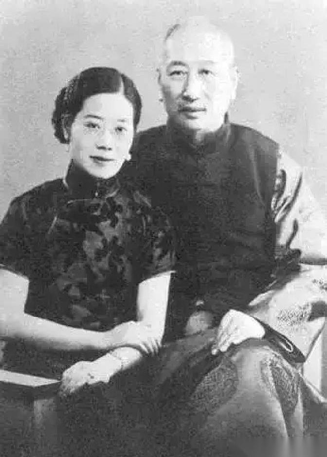 1900年，朱环佩生下第三个女儿的当夜，婆婆连夜把亲孙女送去了乡下远亲家。为了