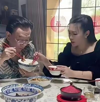 让嫂这是下了步大棋啊！网上传出让嫂和侯二爷共进晚餐的温馨画面。二人背后的大红