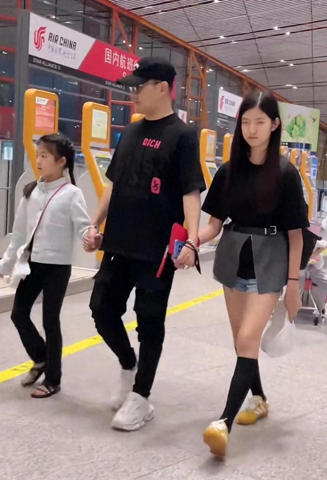 汪峰携四子女及现任女友森林北日本之行刚结束，偶遇网友拍照。三个女儿虽来自不同母亲