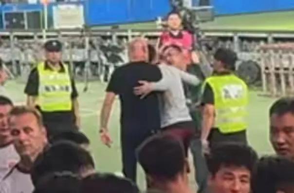 输不起！！申花工作人员攻击海港主教练穆斯卡特。佩戴内场工牌的工作人员攻击客