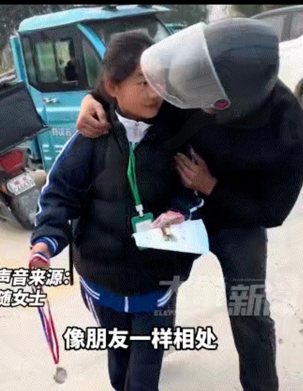 谁还没被安徽亳州这则视频戳中泪点？外出打工的爸爸偷偷回家，在学校门口给女儿一个惊