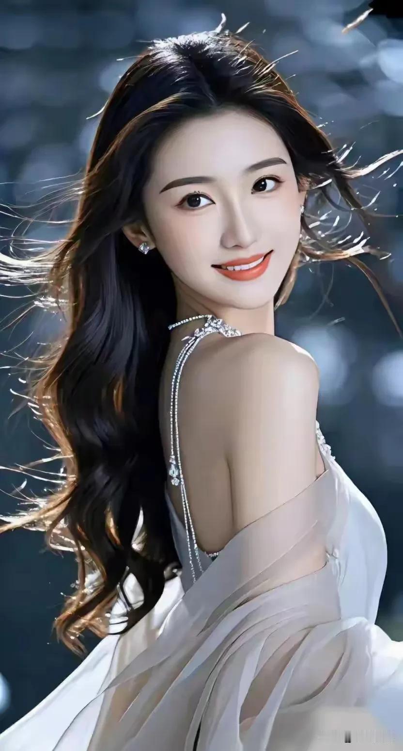 ✨七绝小诗长发随风自在扬，轻裙漫舞泛柔光。回眸一笑嫣然态，恰似星辰落