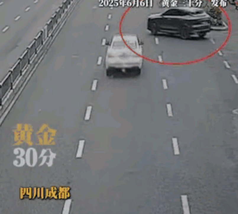 “明明可以踩刹车刹住，却偏偏硬往上撞，”四川成都，一辆网约车频繁发生车祸，每次都