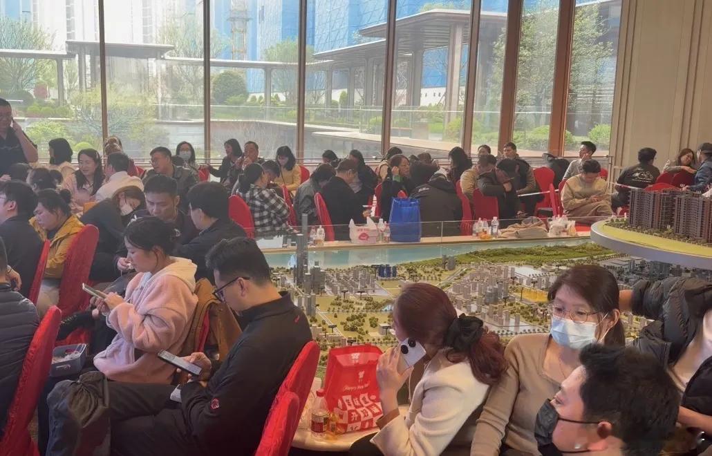 南京，排队买房画面重现。楼市不会只涨不跌，也不会只跌不涨。这些年跌太多了，跌无可