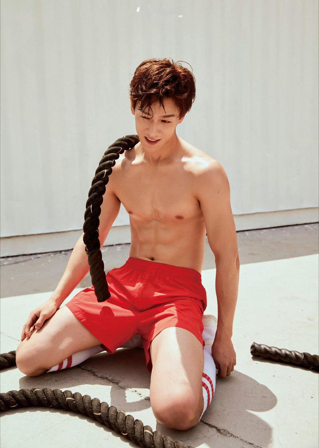 李昀锐没有不漏的义务如果馋李昀锐身子是lsp那么我是，这个薄肌……早期拍的这一