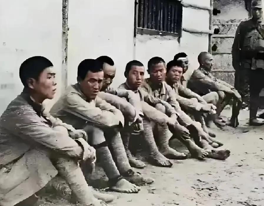这是日寇1937年10月拍摄的照片，当时的淞沪会战打的正酣，这些国军战士不幸被俘