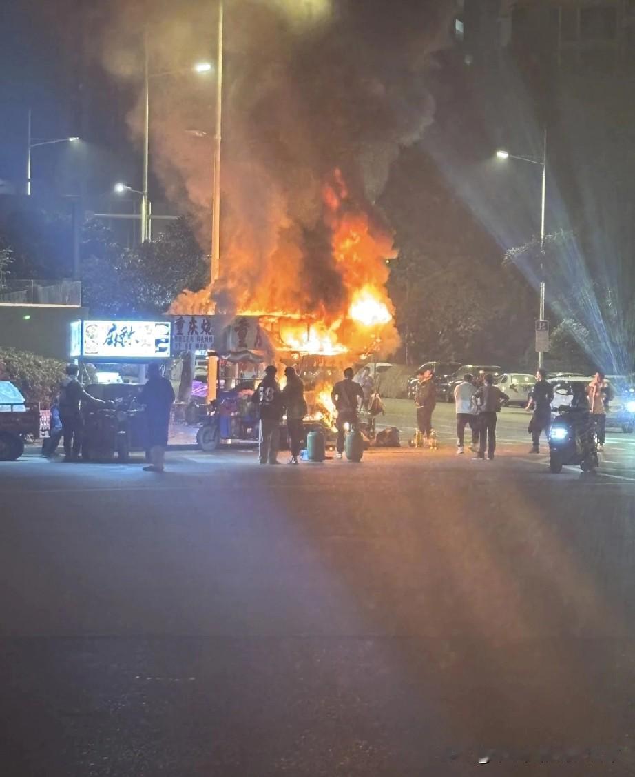 烧烤摊把自己烧了!刚路过夜市就听见炸锅——常吃的烧烤摊裹在火里，橙红的焰子窜