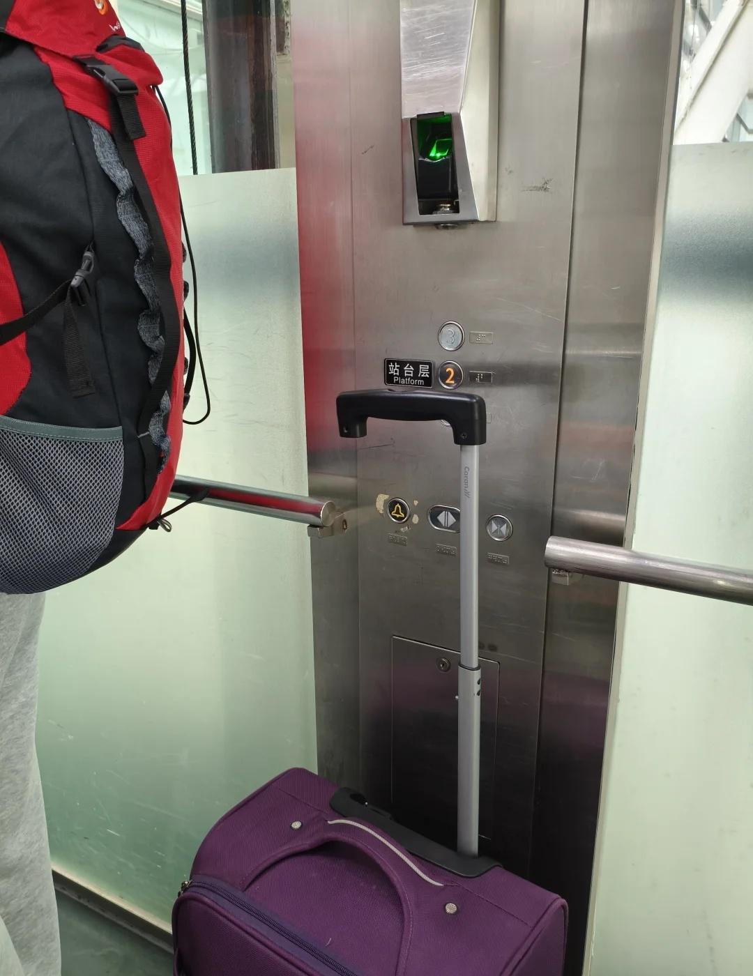 人怎么可以倒霉成这样……是谁早上9点半的高铁8点40开车门把人家车刮了然后喜提