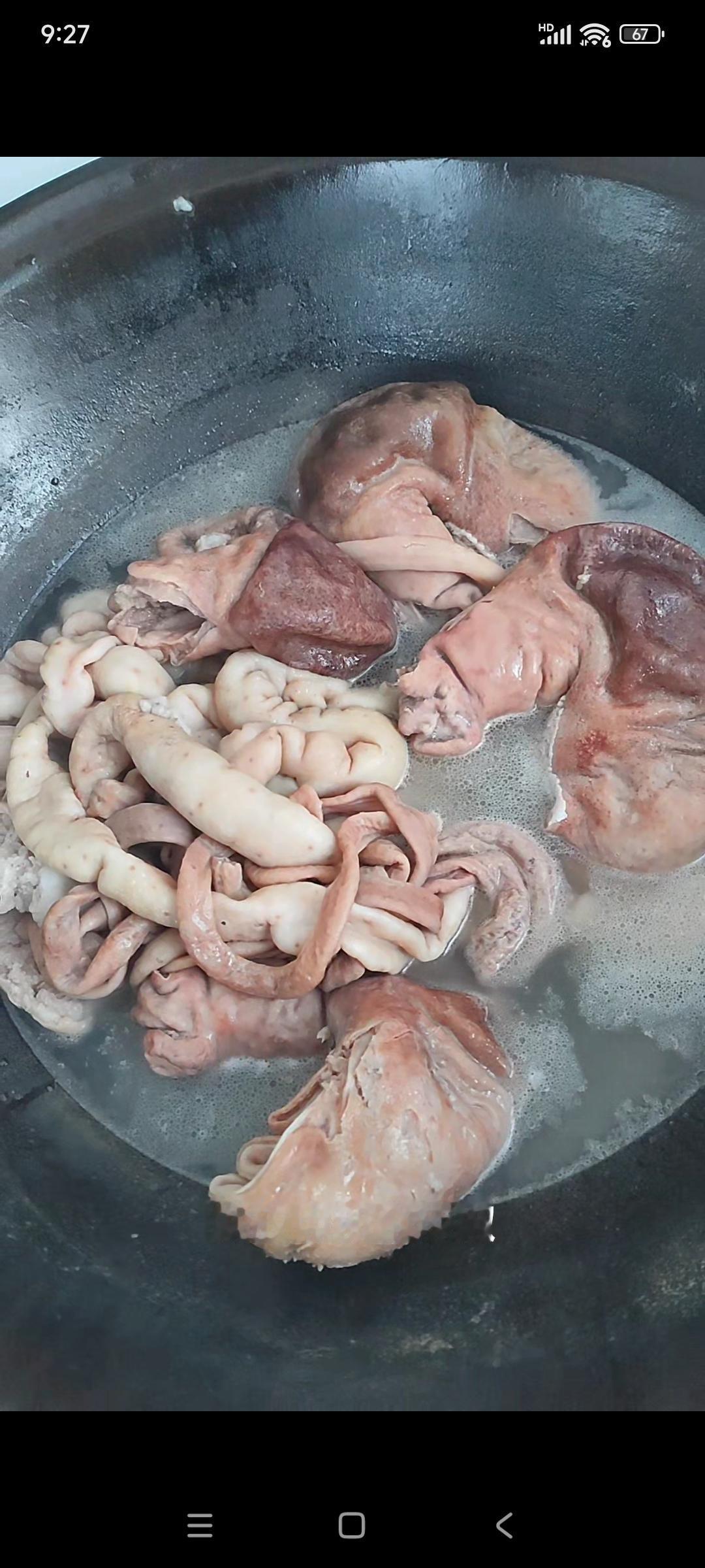 预备年货大集买的猪大肠小肠和猪肚，都是生的，回来洗干净自己煮的，买现成的